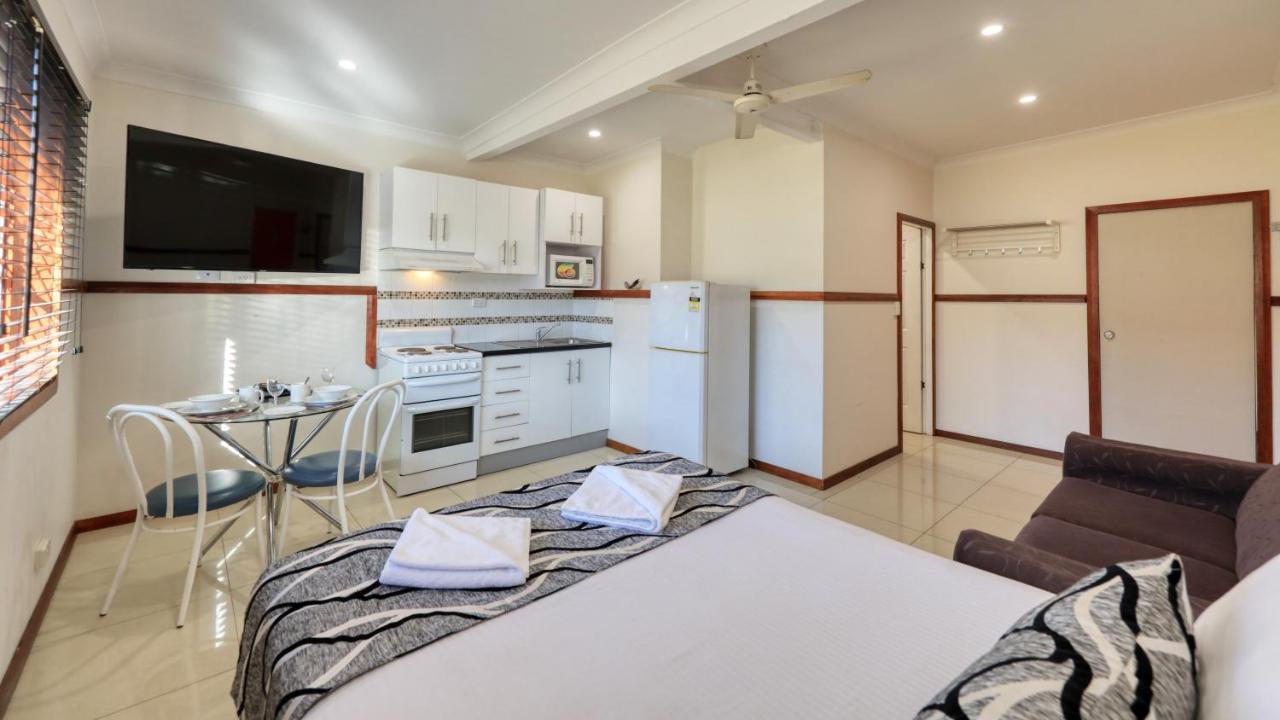 دوبو Across Country Motor Inn المظهر الخارجي الصورة