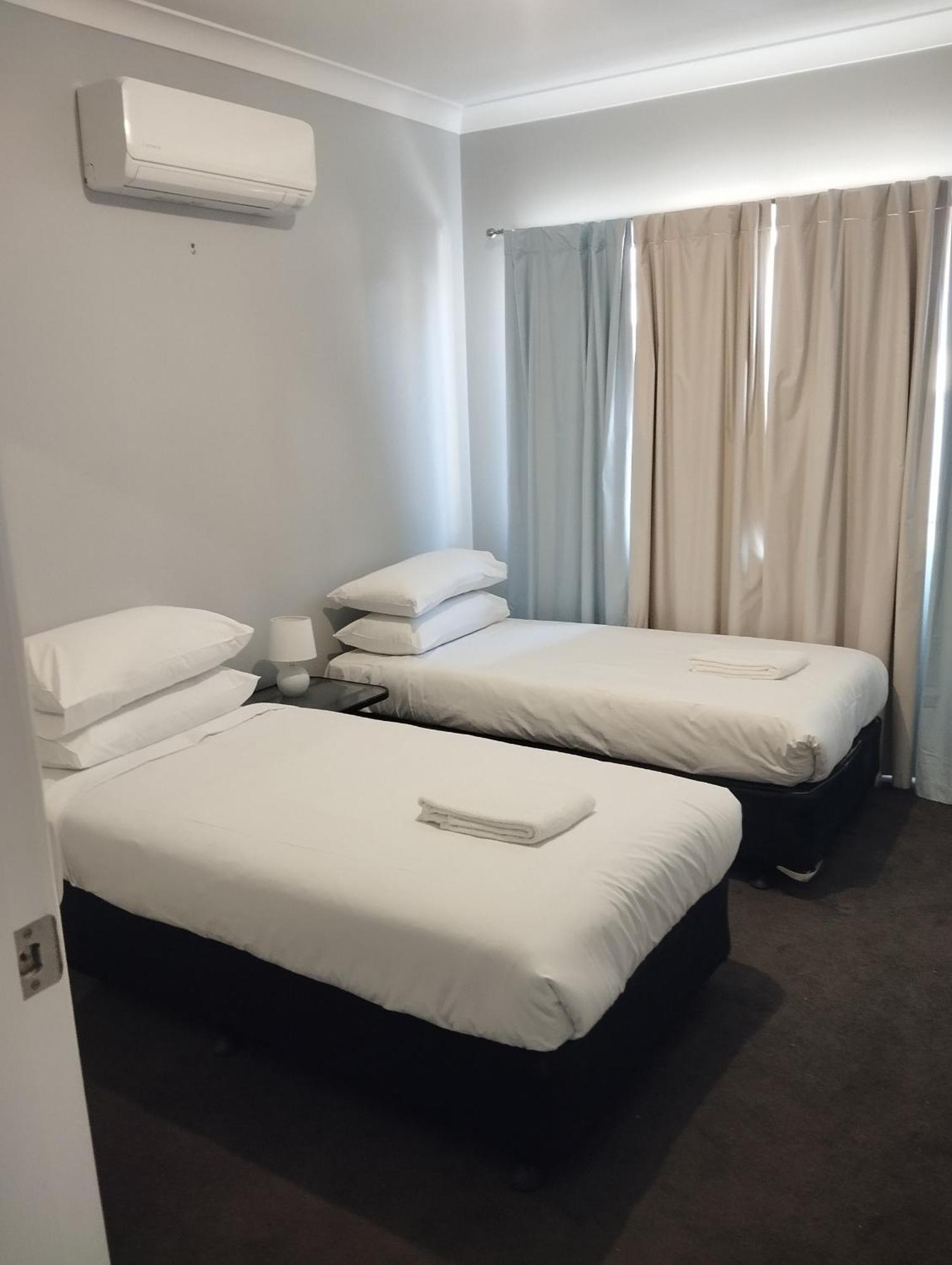 دوبو Across Country Motor Inn المظهر الخارجي الصورة