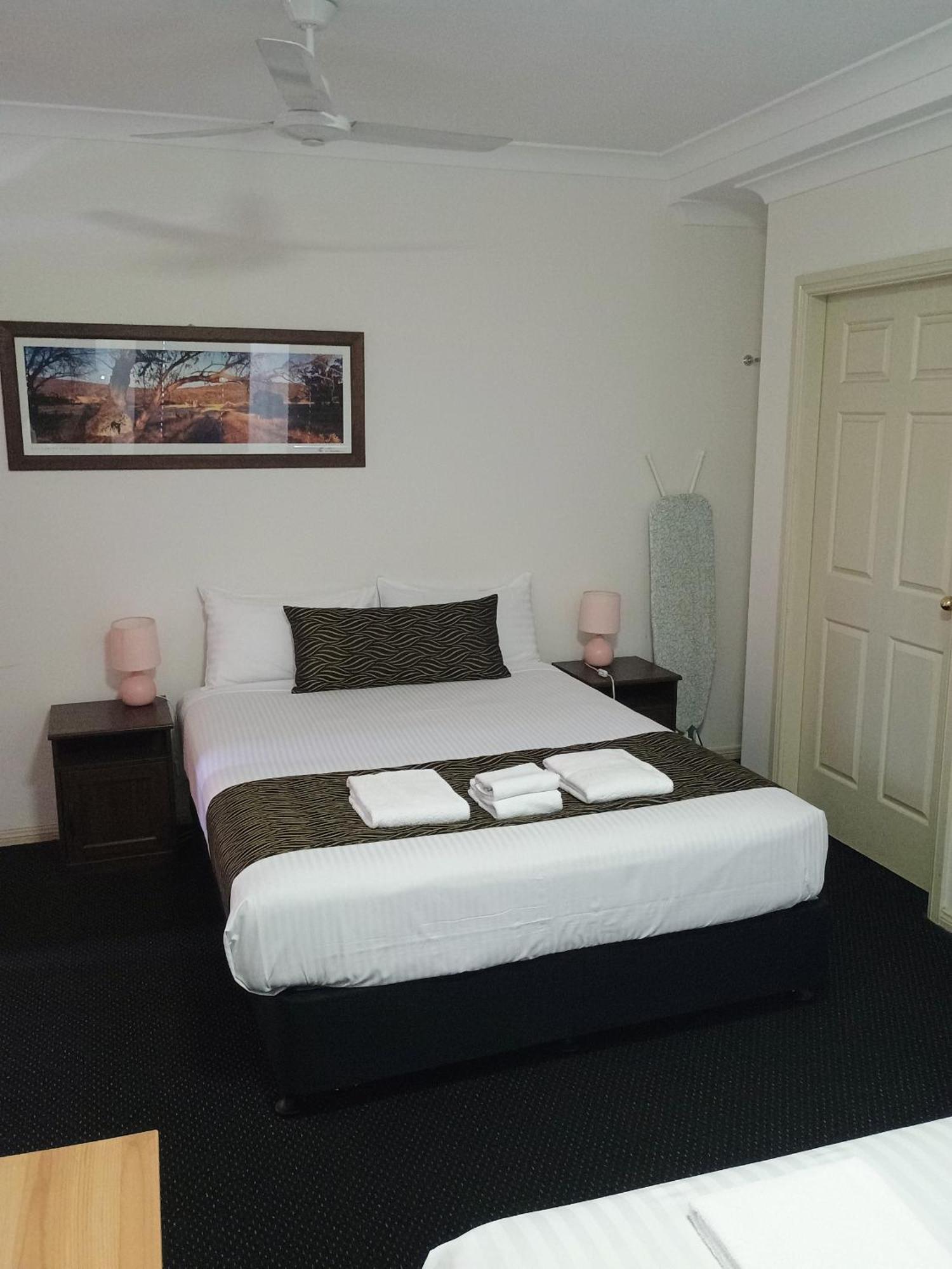 دوبو Across Country Motor Inn المظهر الخارجي الصورة